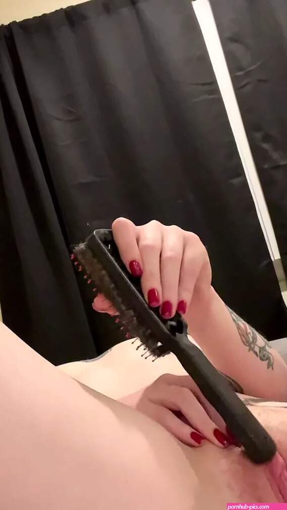 Hairbrush Masturbation: Amateur Amateur Porn feat. pretty fox