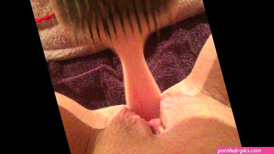Virgin teen quietly fucks her pussy with hairbrush until she squirts