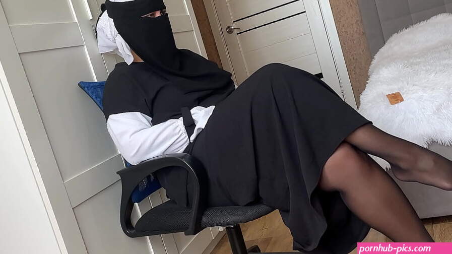 Une femme arabe égyptienne avec des trous juteux a un creampie