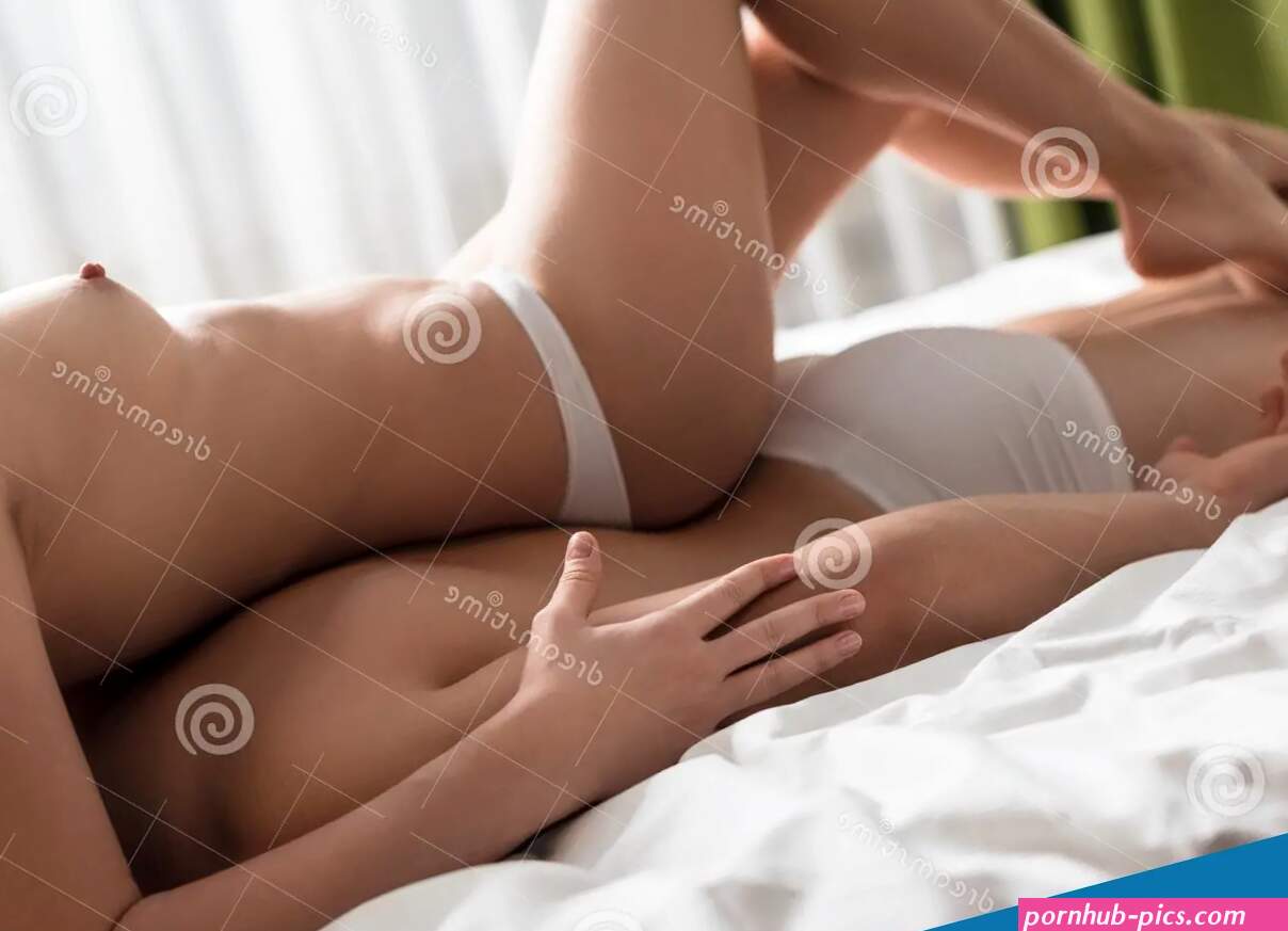 Stelletje Dat Een Erotische Massage Geeft in De Slaapkamer Stock Afbeelding