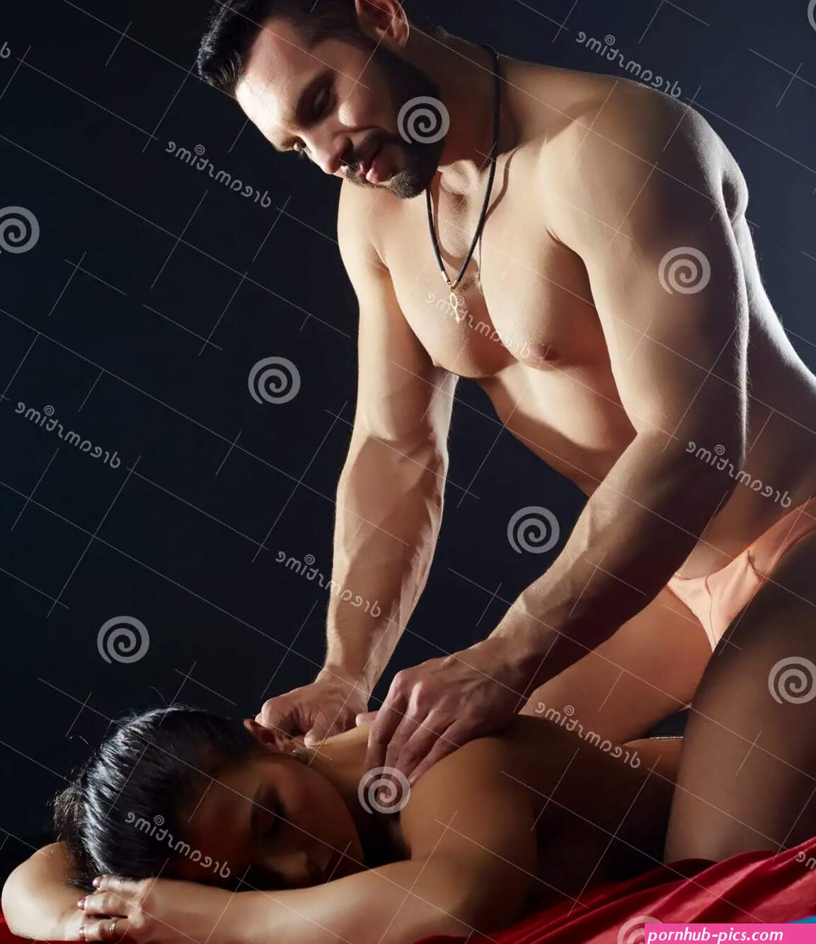 Hartstochtelijke Mens Die Erotische Massage Doen Zijn Meisje Stock Foto