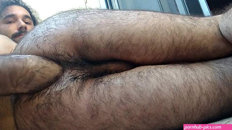 Puño a la luz del sol hasta que se corre: hombre en forma puño tiene orgasmo anal en el balcn