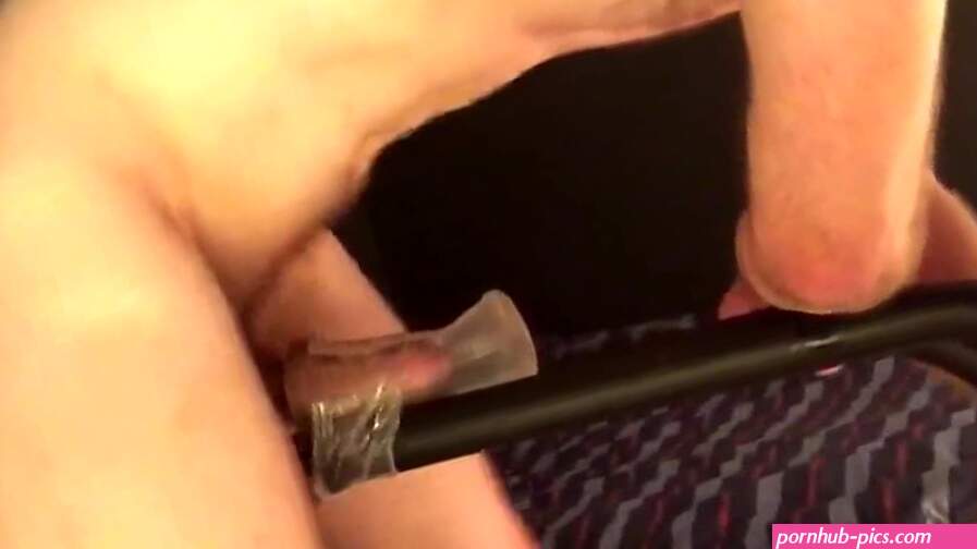 Ev yapm bir porno videodaki amatr kel ve sska bir solo erkek orgazm için bir el fenerini tutkuyla becerirken müstehcen konuuyor.