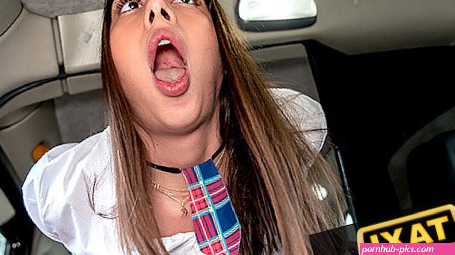 Fake Taxi Brunette Co-Ed heeft een ritje naar de universiteit nodig en is bereid om ervoor te neuken