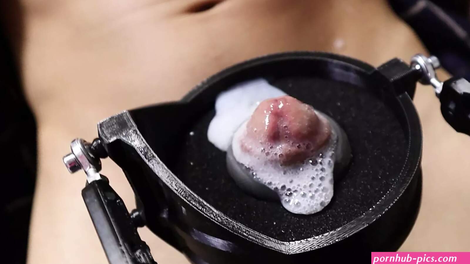 De beste robot brengt je hard tot een enorme cumshot met luid gekreun