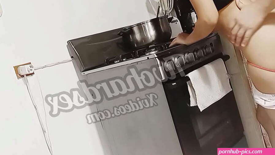 I see my niece cooking with her sexy shorts and seeing her delicious ass makes me give her a quick fuck...
