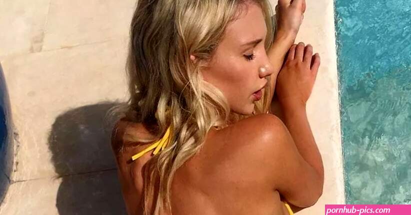 Instagram model admits she wont wear pants for a month while shes in isolation