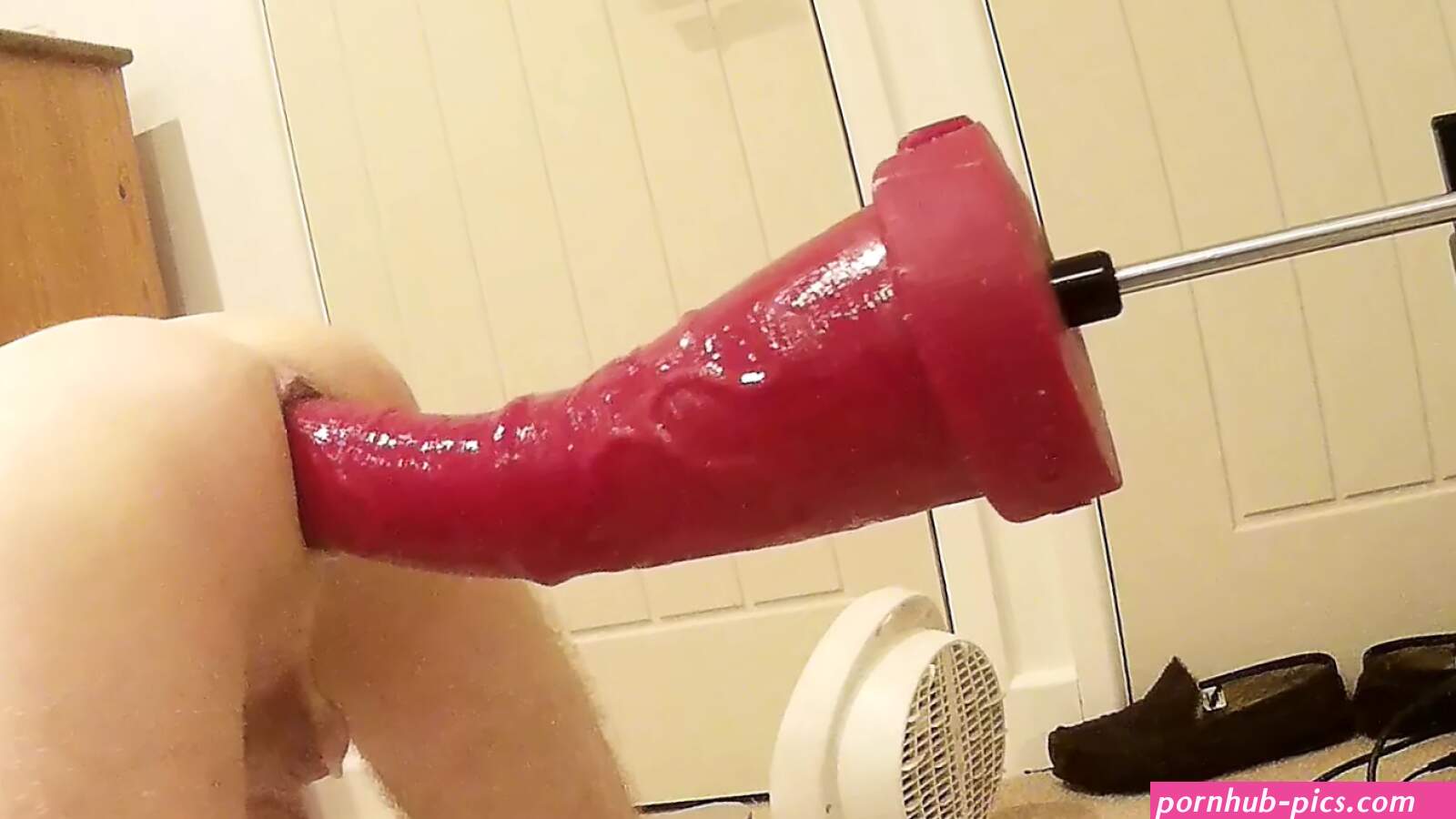 Big Red Giant Dildo on the Fucking Machine: British Gay Amateur Porn