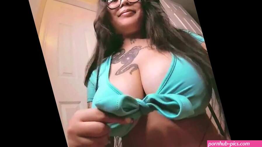 Onlyfans slut showing off her tits