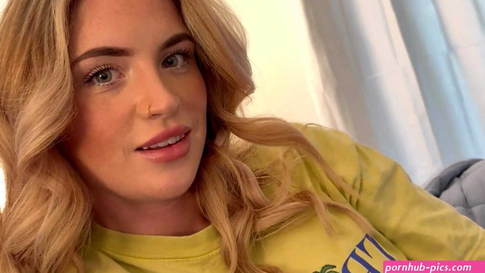 Ik neuk deze sexy blonde babe in haar gezicht nadat ik haar betrapt heb op porno kijken en masturberen.