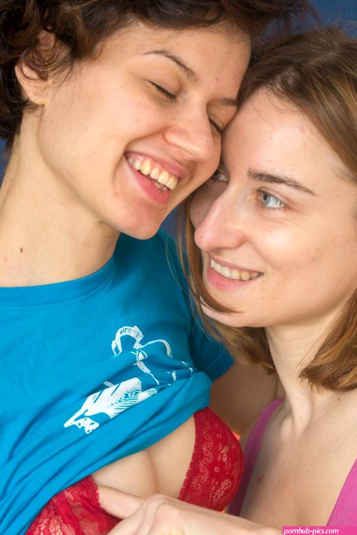 Horny lesbians amateurs licking and fingering each other at Brdteengal