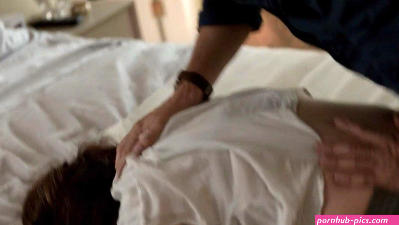 Maura Tierney nude