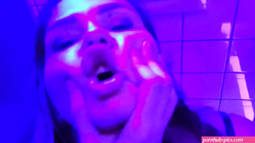 Girl Blowjob in Nightclub Toilet
