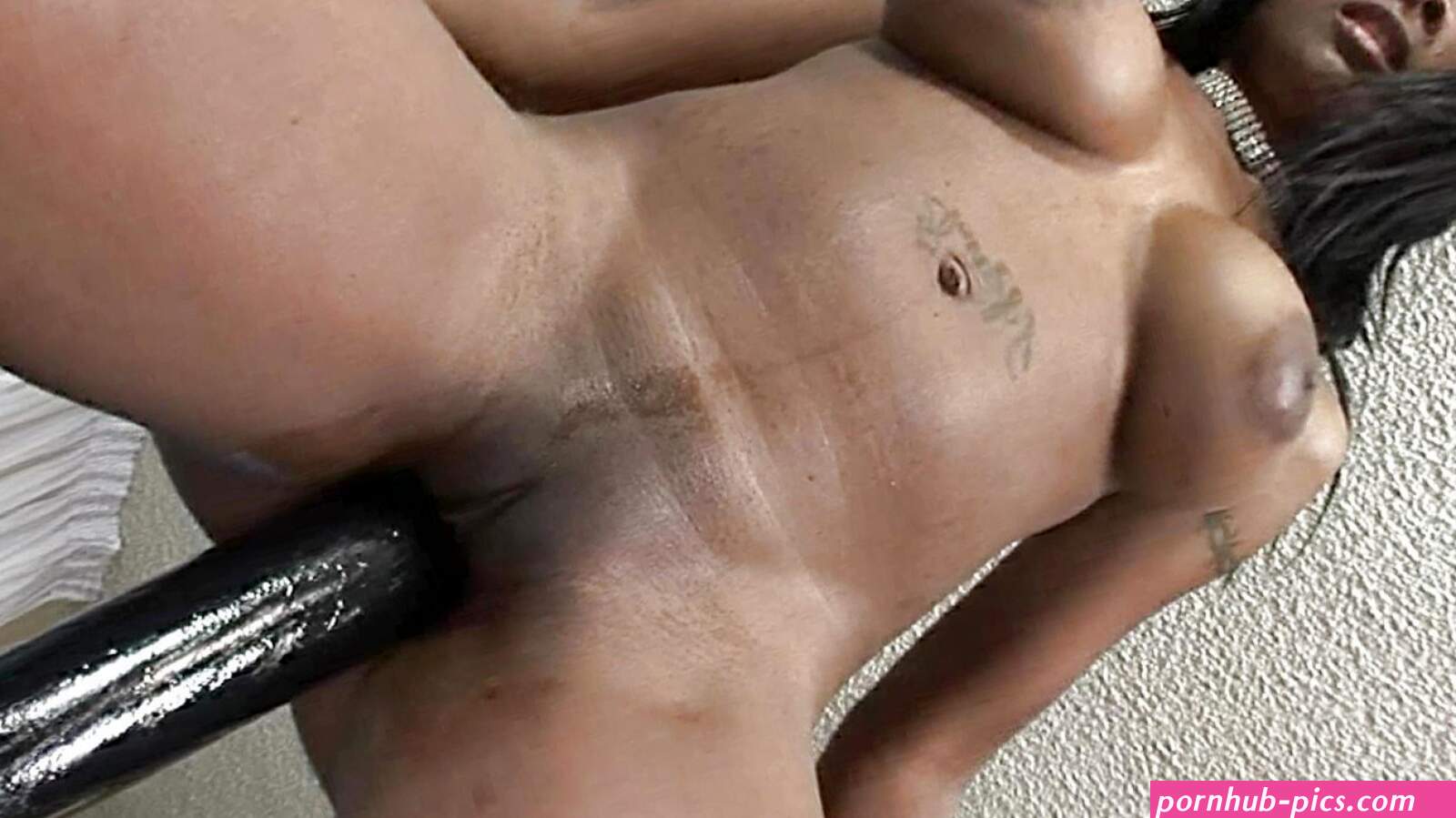 Sha nay nay stretches out her black pussy