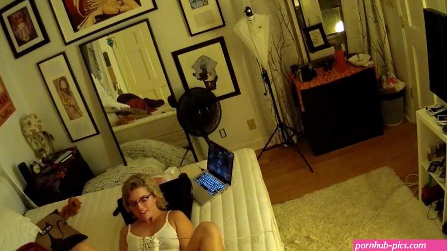 hermanastra lesbiana pillada dndole un masaje a su coño tratando de squirt