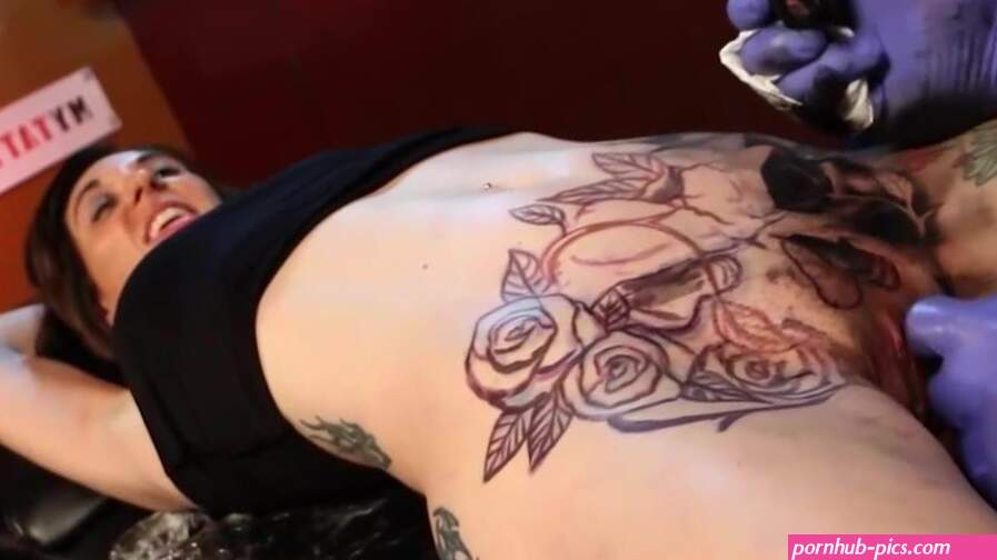Marie Bossette krijgt een extreme kut -tatoeage