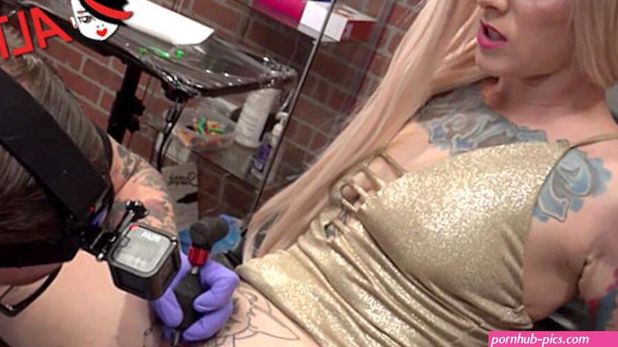 Getattooeerde hottie Sully Savage haar clit getatoeëerd