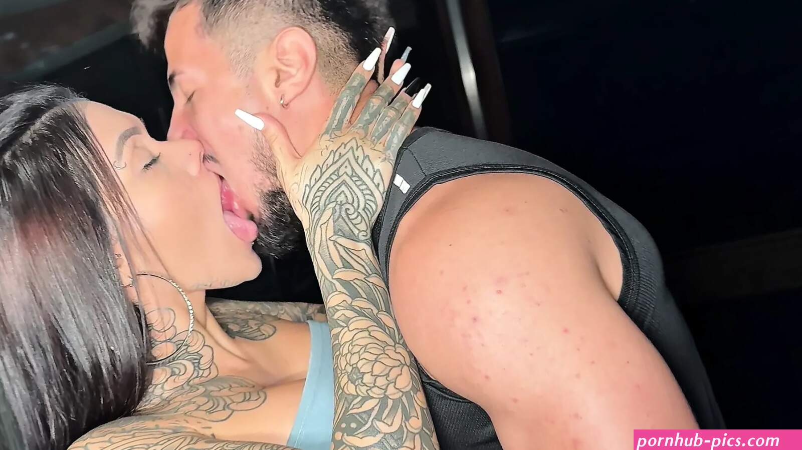 Braziliaanse getatoeëerde babe met perfecte kont wil sperma in haar mond