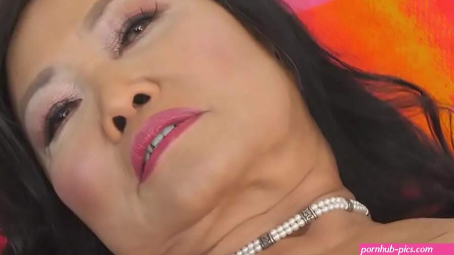thai mature plays with her pussy