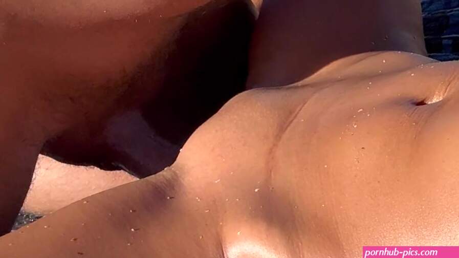 127 D asian milf wife gets missionary sex on nude beach Vidéos Porno