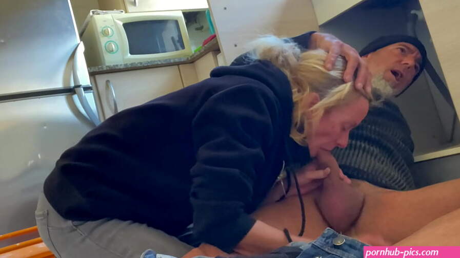HOT WIFE BLOWJOB TO THE PLUMBER IN THE KITCHEN WITH CUM IN MOUNTH