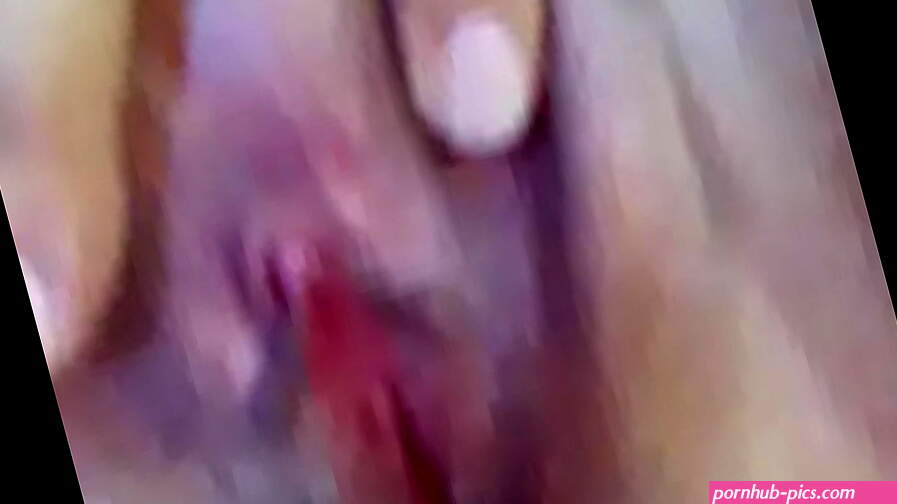 20 Years Iranian Girl Showing Her Pussy