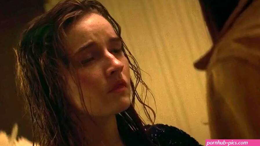 Sex moment of Kaitlyn Dever nude and Diana Silvers nude kissing and getting naked mainstream cinema sex cum