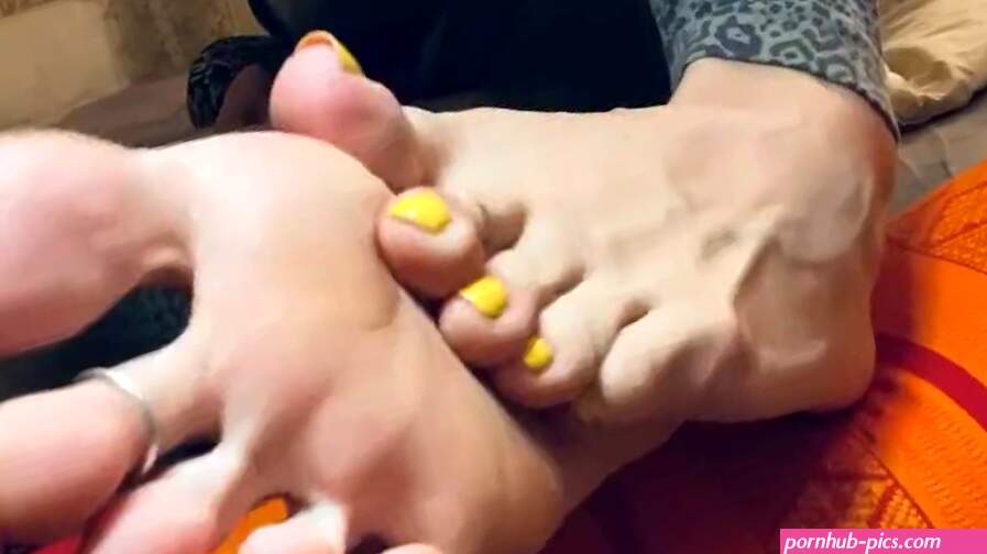 Hot milf foot show wrinkled soles long toes