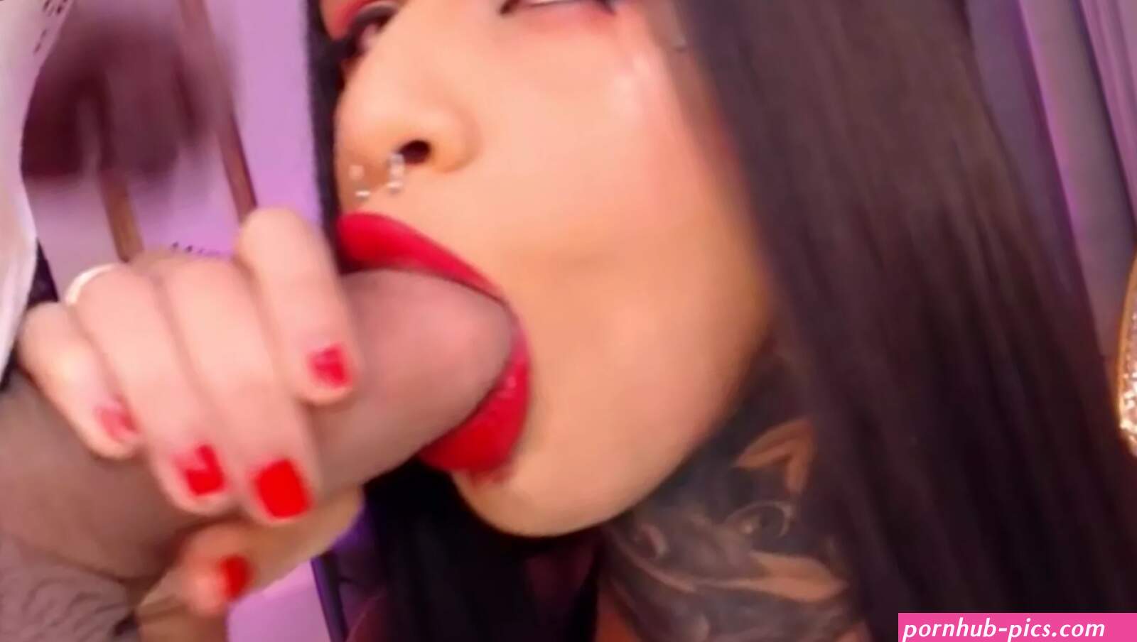 Gorgeous Shemale Gets Her Mouth Fucked