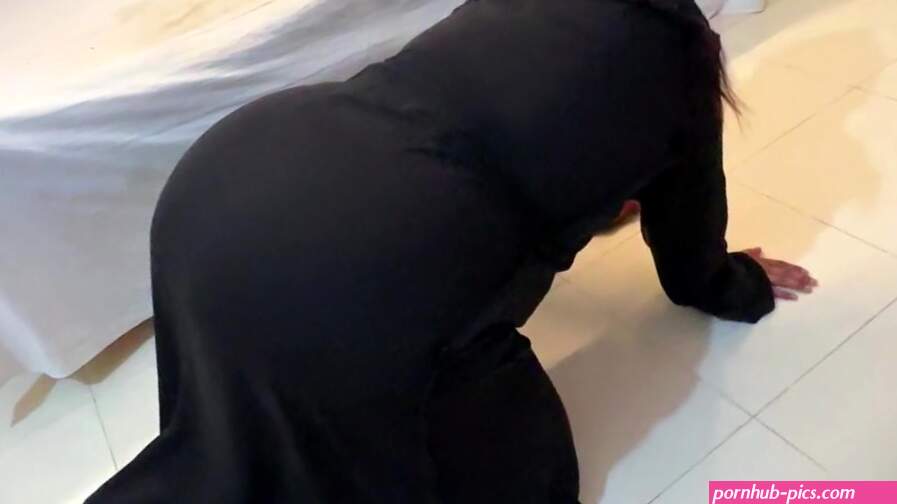 Big Ass Curvy Muslim Hot Stepmom Stuck under Bed Then She want Anal fuck from me! 2nd Episode Vidéos Porno