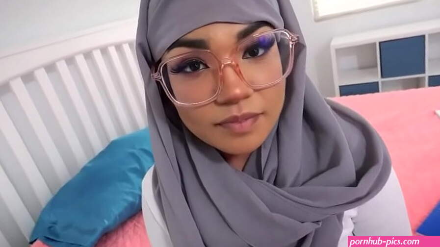 Nerdy Big Ass Muslim Hottie Gets Confidence Boost From Her Stepbro