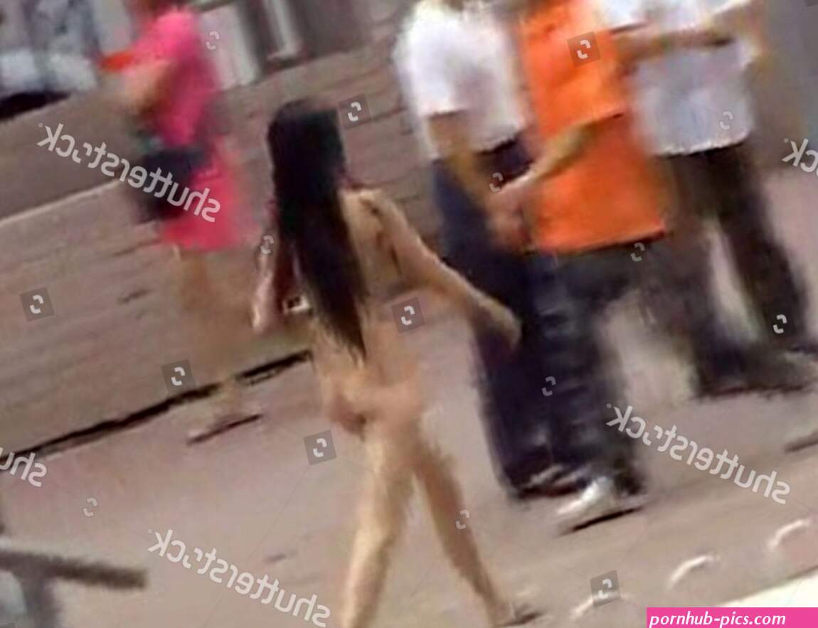 Naked Woman Seen Walking Down Street Redactionele stockfoto