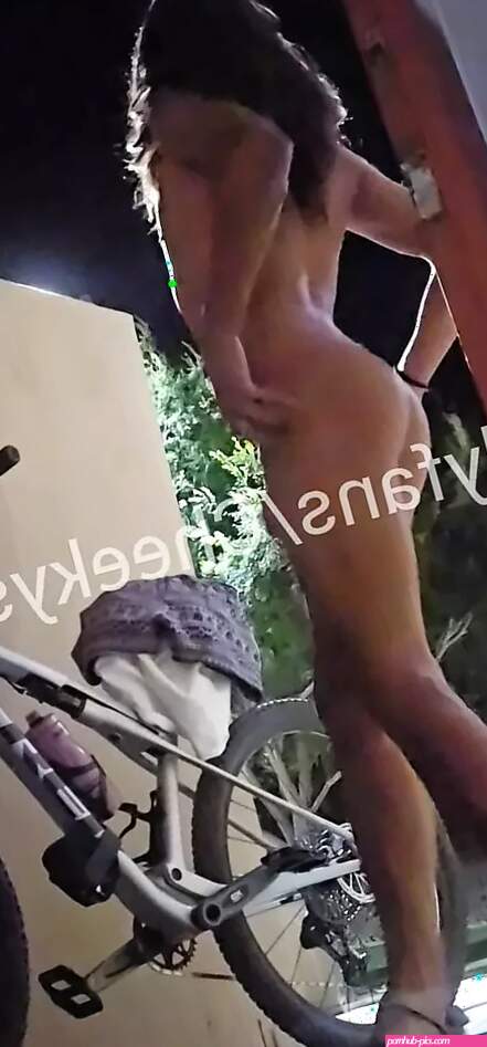 Femboy ziehen sich im park in vegas aus