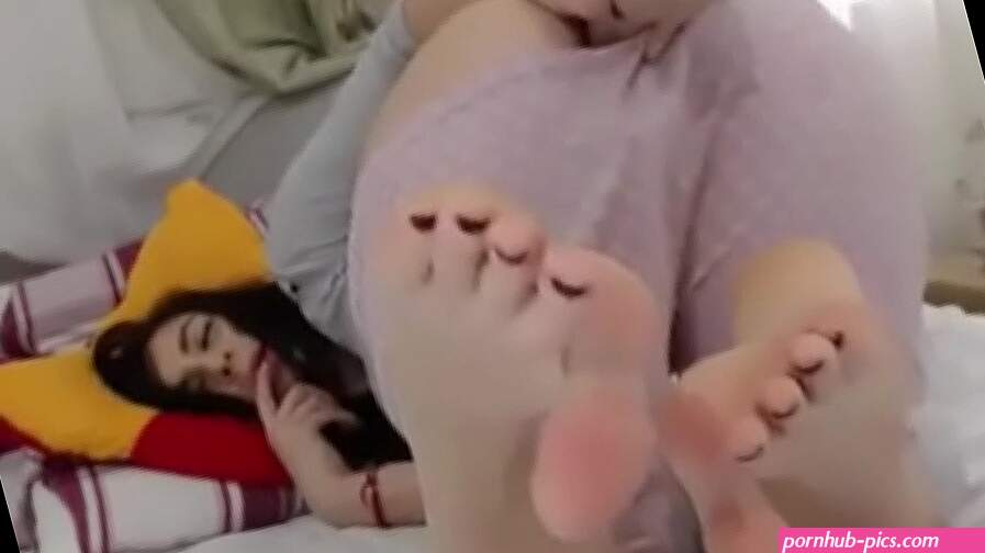 Cute Teeny MILF shows feet and uses dildo webcam