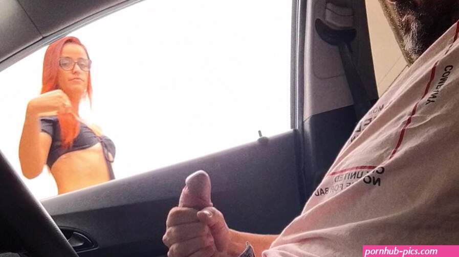 Ferma la macchina in strada tira fuori il cazzo e lo mostra alla ragazza che passava di l!