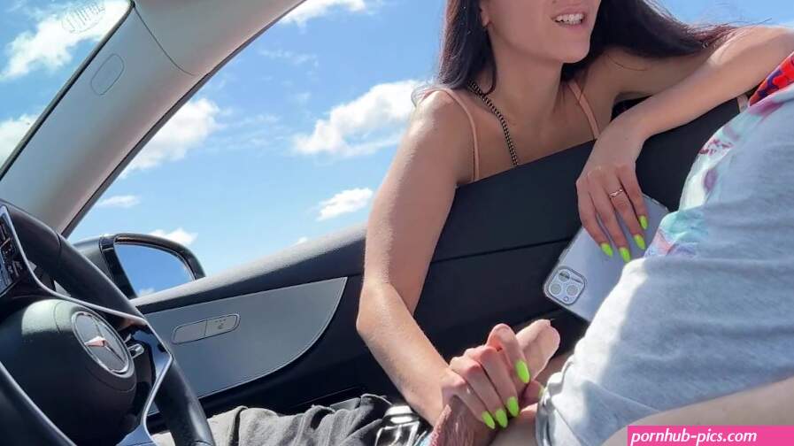 Sexy sconosciuto succhia il cazzo in unauto in un parcheggio pubblico!