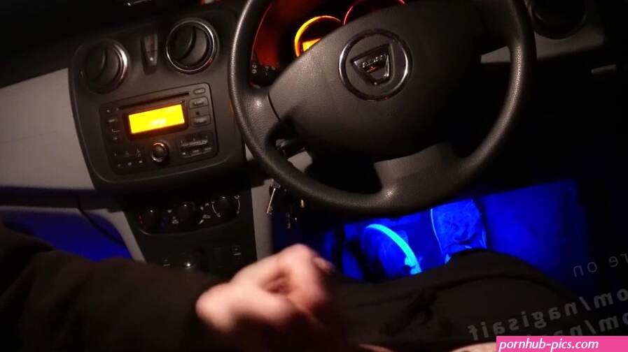 Carino Twink Femboy succhia il cazzo di papà in auto