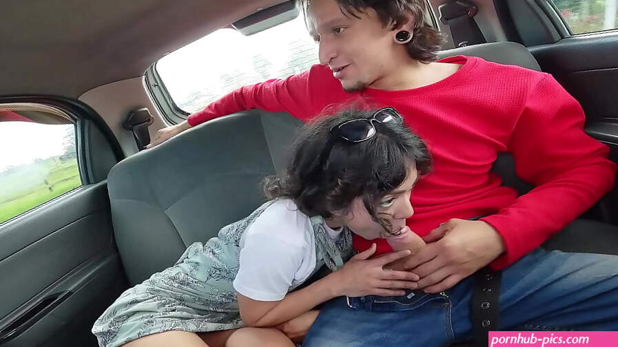 La prima volta che ho scopato in macchina con un cazzo enorme