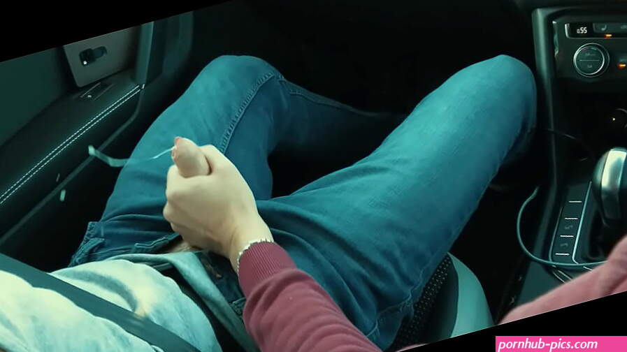 Lautista di Uber si masturba il cazzo di un passeggero barbuto mentre guida in autostrada in auto