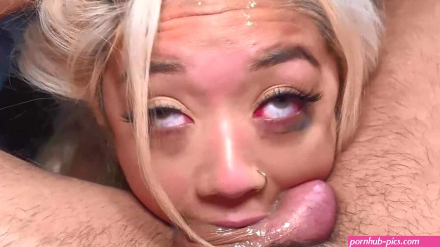 Sexy Aziatische Gia Dibella slordige Face Fucking ruige seks facial