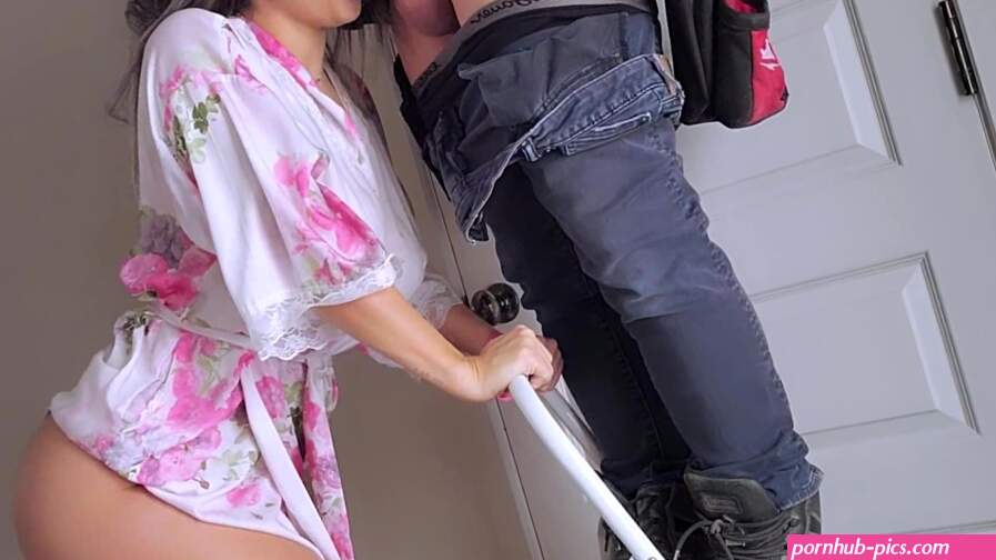 Horny Housewife Milf Gives Blowjob to Construction Worker