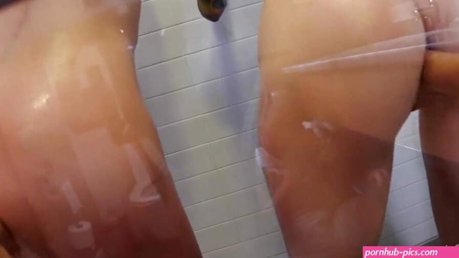 Lesbijska jazda dildo pod prysznicem