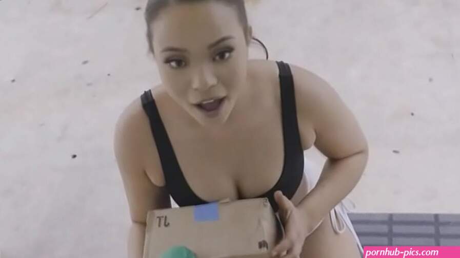 Fucking the sexy ebony next door before jogging