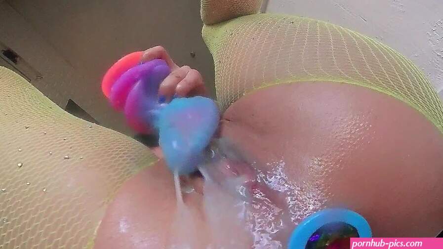 Monster Dildo V.S. Tight Pussy Huge Squirt