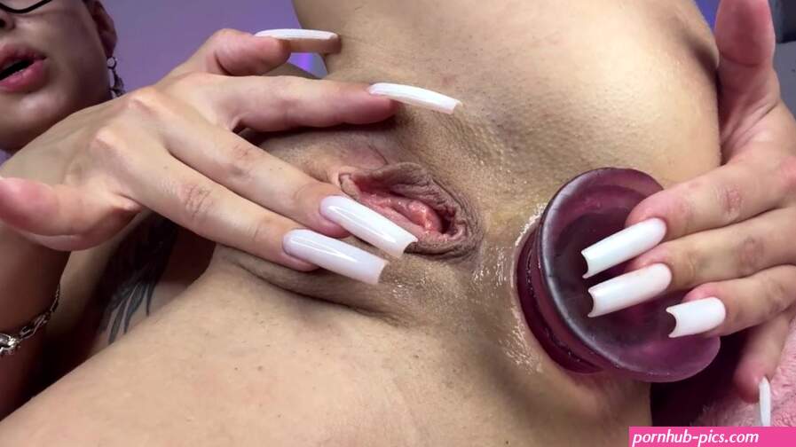 INCREBLE CHICA FLACA CON GAFAS DE MAESTRA TOMA UN ENORME CONSOLADOR ANAL ROSA. 4K Vdeos Porno