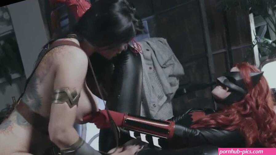 Watch for free Wild lesbian sex between Batwoman and Wonder Woman rus online without registration