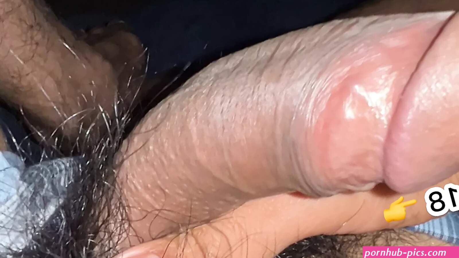 Jovencito caliente muestra su pene cuando es de noche acostado en su cama