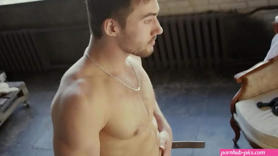 Chico barbudo sexy se desnuda en el espejo mostrando su polla joven sin cortar