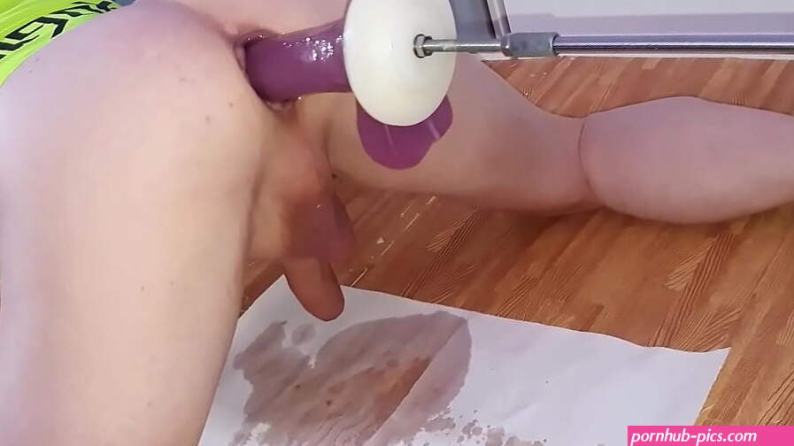 Squirting piss while getting ass fucked by big dildo on the fucking machine