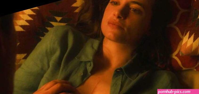 Camille Claris showing us her side boob